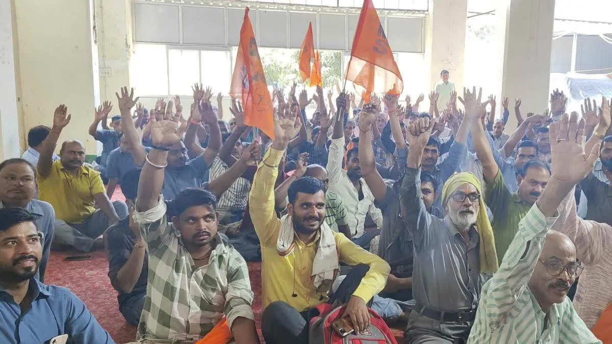 रोडवेज विरोध प्रदर्शन: लखनऊ में कर्मचारियों ने सड़क पर उतरकर किया धरना