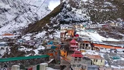 मौसम में बदलाव: बदरीनाथ और हेमकुंड की पहाड़ियों पर बर्फबारी, धीमी हुई बरसात