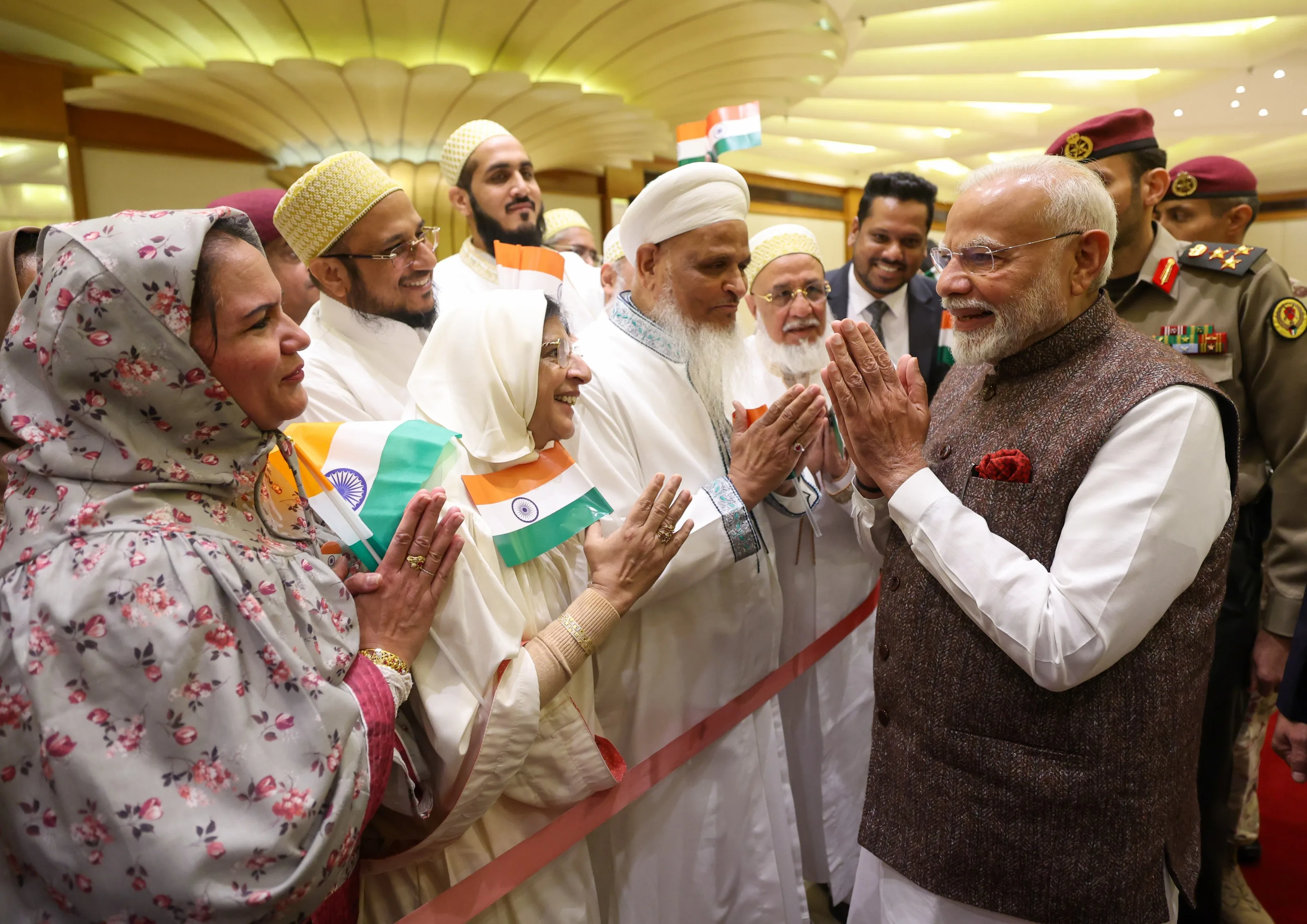 अद्भुत कलाकारी: पत्तल पर उकेरे गए प्रधानमंत्री मोदी समेत दुनिया के तमाम दिग्गज