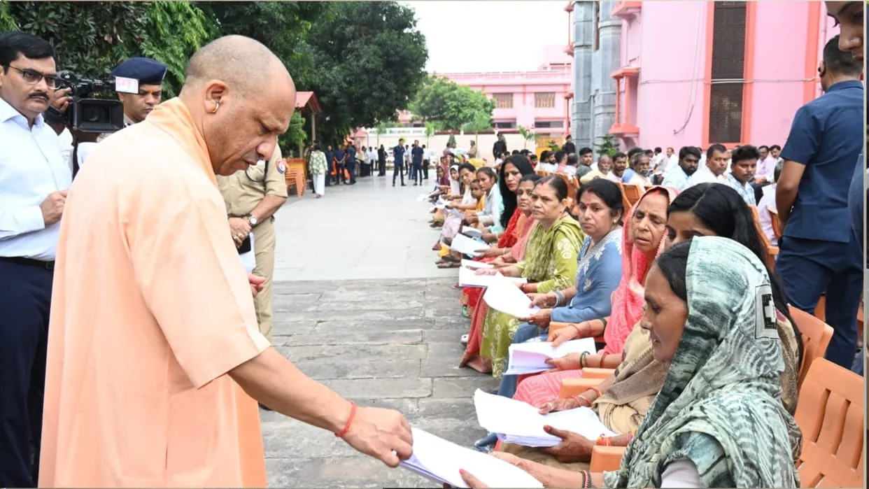 जनता दर्शन: सीएम योगी ने गोरखपुर में सुनीं 150 लोगों की समस्याएं और दिए निर्देश