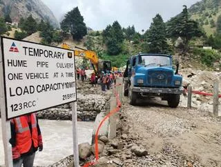 प्रकृति का कहर: महाराष्ट्र से उत्तराखंड तक भारी बारिश से जनजीवन अस्त-व्यस्त, चीन सीमा का पुल बहा