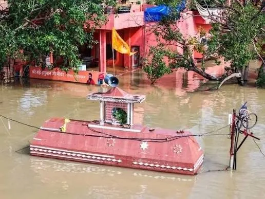 मौसम की मार: उत्तर प्रदेश में आगामी पांच दिनों तक भारी बारिश का अलर्ट, लेटे हनुमानजी मंदिर डूबा