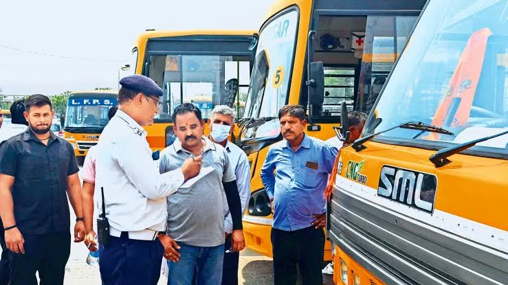 बड़ी लापरवाही: कुशीनगर में बिना फिटनेस प्रमाण पत्र के चल रही थी स्कूल बस