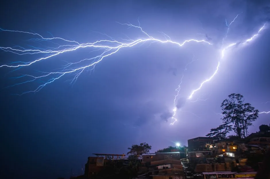 मौसम का कहर: सीतापुर और बाराबंकी में बारिश के चलते दर्दनाक हादसों में दो लोगों की मौत