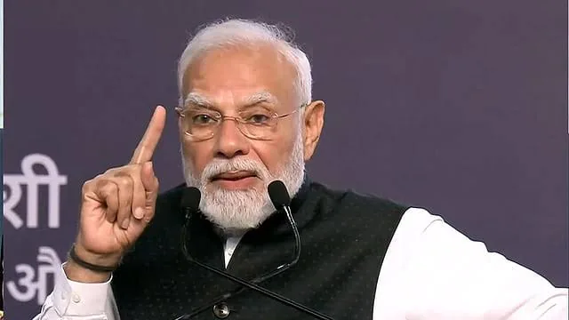 पारदर्शी शासन और विकास पर जोर: डिजिटल युग की इस पीढ़ी से बात करते हुए प्रधानमंत्री ने स्पष्ट किया कि आज का युवा केवल वादों पर नहीं, बल्कि पारदर्शी और ठोस विकास कार्यों पर विश्वास करता है।