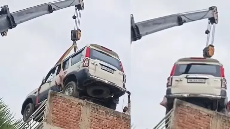 अनोखा जुगाड़: चोरी से बचाने के लिए नई स्कॉर्पियो कार को क्रेन की मदद से छत पर चढ़ाया गया