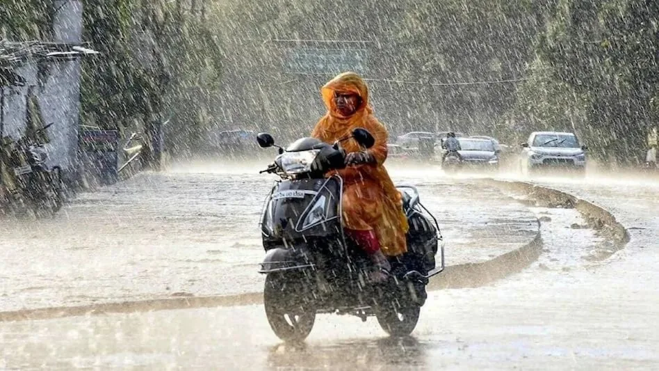 खराब मौसम का कहर: उत्तराखंड के तीन जिलों में शिक्षण संस्थान बंद, प्रशासन ने जारी की चेतावनी