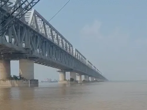 बाढ़ का संकट: बिहार के 13 जिलों में 8 नदियां उफान पर और मुआवजे का ऐलान