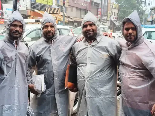 बरसाती बाजार की वापसी: लखनऊ में बारिश होते ही फिर चमका रेनकोट और छातों का कारोबार