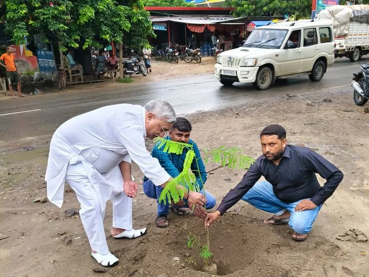पर्यावरण संरक्षण पहल: चेयरमैन जगदीश प्रसाद गुप्ता ने टिकैतनगर में हरिशंकरी अभियान के तहत रोपे पौधे