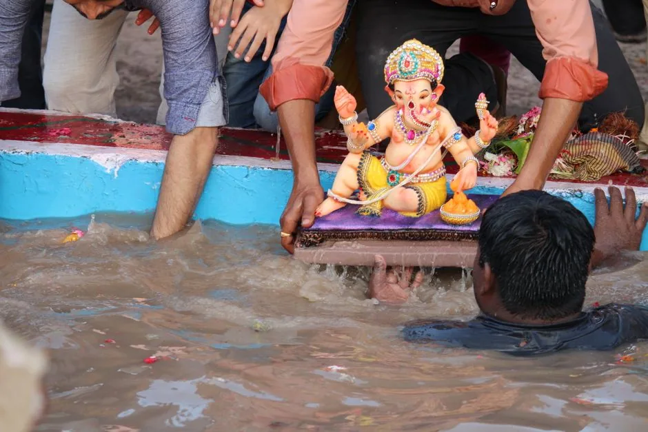 भव्य विसर्जन: मांझी घाट पर 514 गणेश प्रतिमाओं का हुआ विसर्जन, उमड़े भक्त