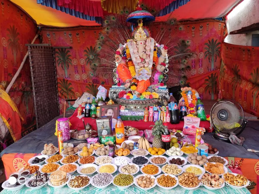 भव्य आयोजन: अयोध्या के कंधारी बाजार में गणपति महोत्सव के दौरान भगवान को लगा छप्पन भोग