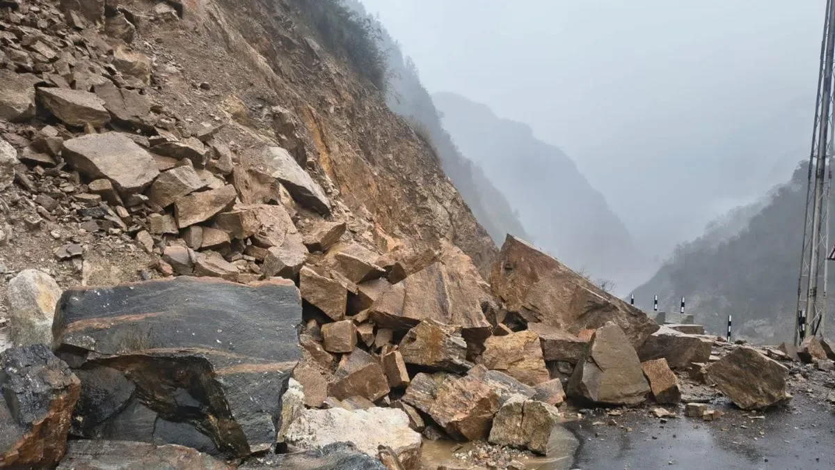 सिक्किम भूस्खलन: पहाड़ी से नीचे बहता दिखा मलबा, कई घर तबाह