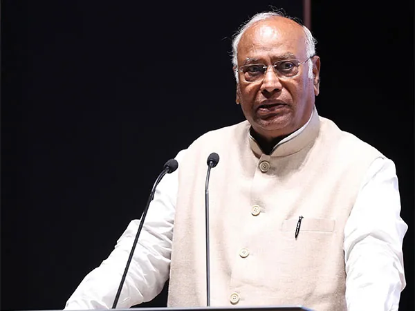 गंभीर आरोप: कांग्रेस अध्यक्ष मल्लिकार्जुन खर्गे ने भाजपा पर लगाया लोकतंत्र कमजोर करने और वोट चुराने का षड्यंत्र रचने का गंभीर आरोप