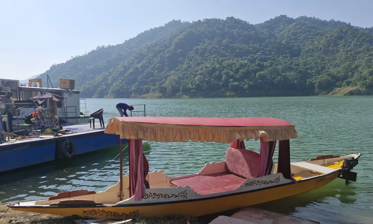 रोमांचक वापसी: दो महीने बाद गोबिंद सागर झील में फिर शुरू हुई वाटर स्पोर्ट्स गतिविधियां