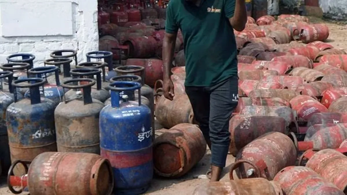 LPG Price Hike: सितंबर की पहली तारीख से बढ़े कमर्शियल गैस सिलेंडर के दाम, होटल-रेस्टोरेंट कारोबारियों पर बढ़ा खर्च का बोझ