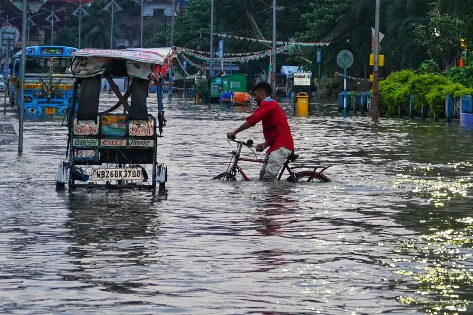 मौसम का कहर: लखनऊ में 65 घंटे की बारिश से जनजीवन अस्त-व्यस्त और एक किसान की मौत