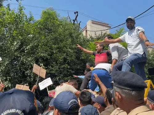ठेकेदारी प्रथा का विरोध: देहरादून में आउटसोर्स कर्मियों ने बुलंद की आवाज