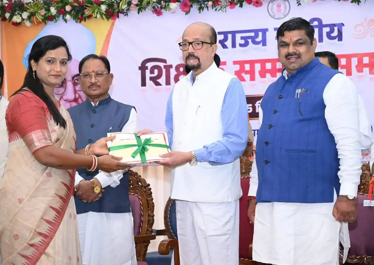 शिक्षक सम्मान समारोह: छत्तीसगढ़ में कृत्रिम बुद्धिमत्ता और तकनीकी युग के बीच उत्कृष्ट कार्य करने वाले 64 शिक्षक सम्मानित