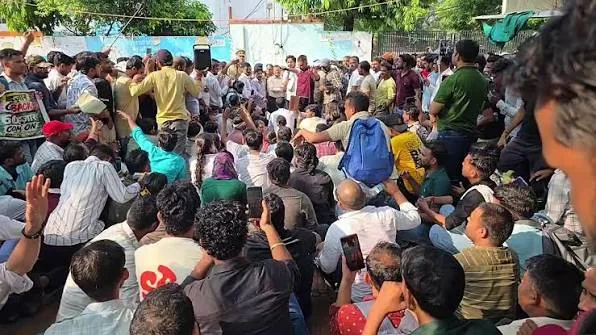 शिक्षक भर्ती विवाद: पुरानी नियमावली की मांग को लेकर शिक्षा निदेशालय पर छात्रों का प्रदर्शन और लखनऊ तक हलचल