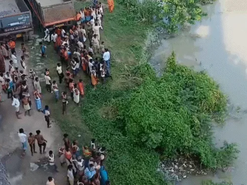 बड़ी दुर्घटना: वैशाली में गांधी सेतु के पास नाव पलटने से दो लोग लापता, नौ सुरक्षित बचाए गए