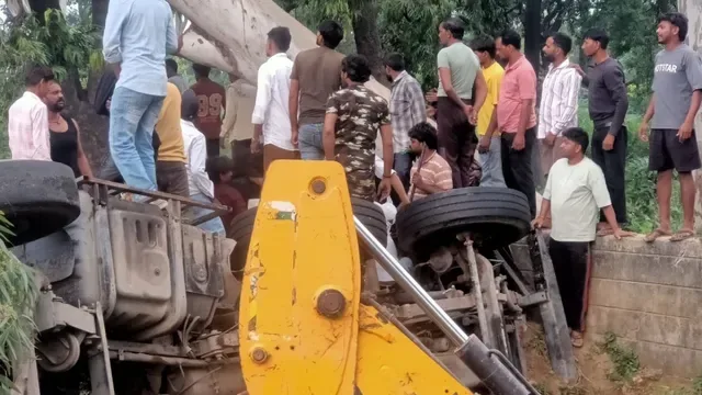 सड़क हादसा: अलीगढ़ में पिता-पुत्र को रौंदकर पलटा ट्रक, एक की मौत