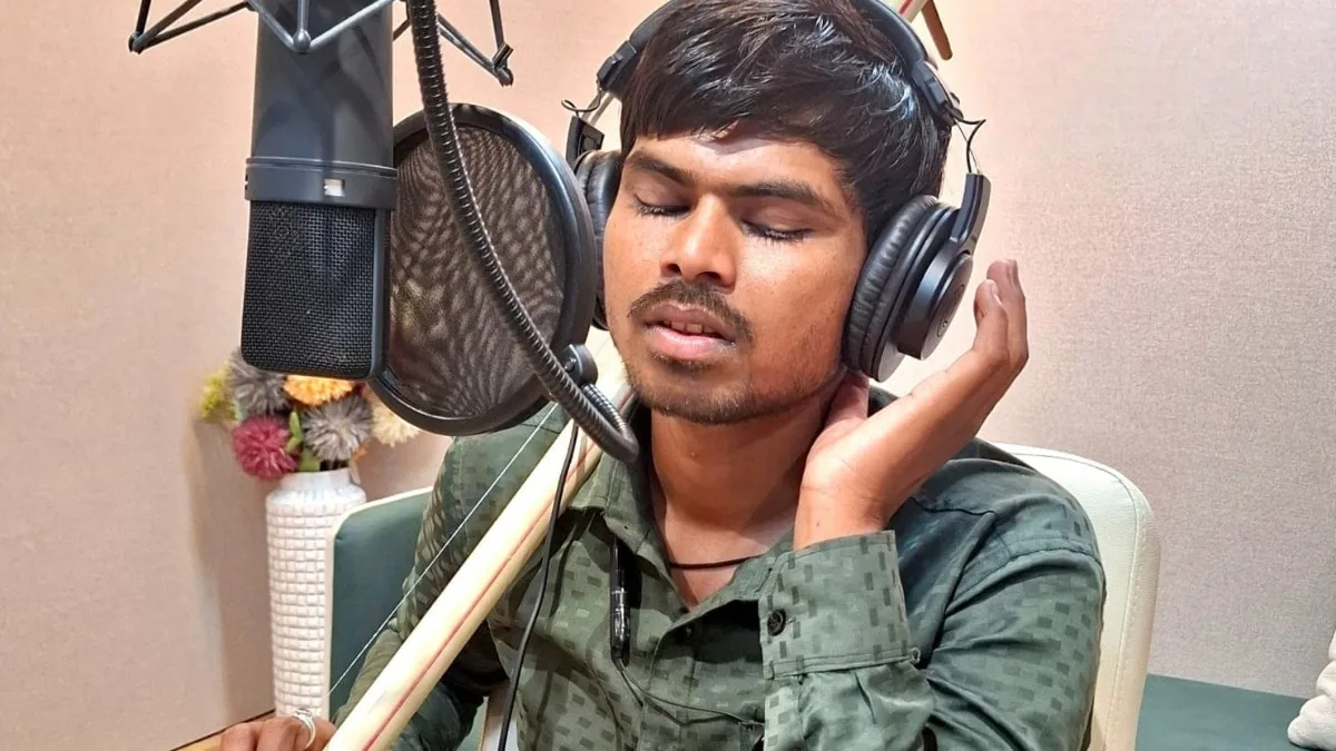 रातोरात बदली किस्मत: ट्रेन में भजन गाने वाले नेत्रहीन सिंगर को मिले बड़े ऑफर्स, मिला खास सम्मान