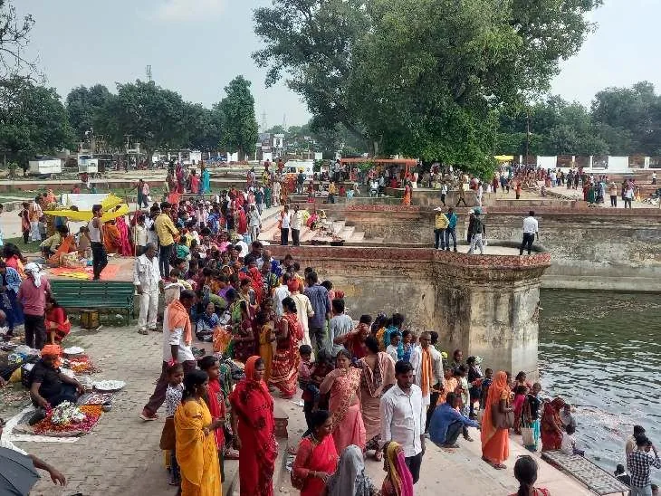 आस्था का सैलाब: अयोध्या के सूर्यकुंड में श्रद्धालुओं ने लगाई डुबकी और सूर्यदेव को अर्पित किया अर्घ्य