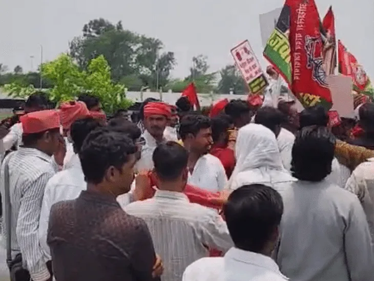 विद्युत संकट पर रोष: अमेठी में समाजवादी पार्टी के कार्यकर्ताओं ने एसडीएम कार्यालय के बाहर किया धरना प्रदर्शन और नारेबाजी