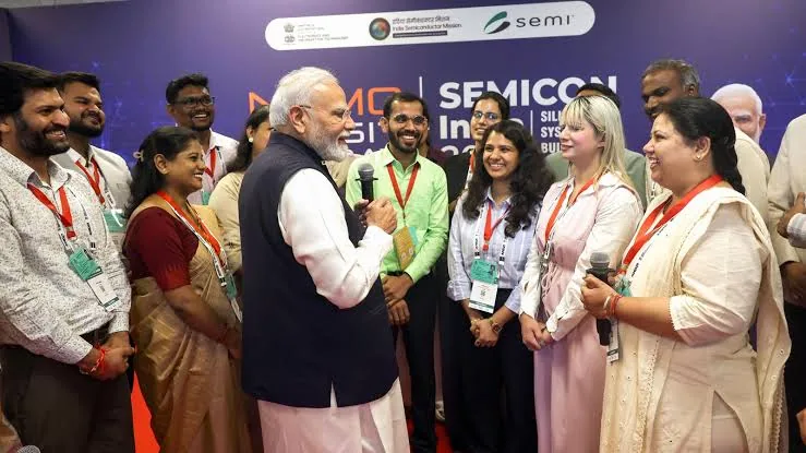 विशेष जन्मदिन का जश्न: सेमीकॉन इंडिया कार्यक्रम के दौरान मंच पर गूंजा 'हैप्पी बर्थडे' और पीएम मोदी ने मुस्कुराकर जताया आभार