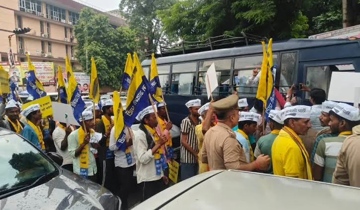 डिजिटल भुगतान विरोध: यूपीआई पर कर लगाने के कदम के खिलाफ आम आदमी पार्टी का लखनऊ में जोरदार प्रदर्शन