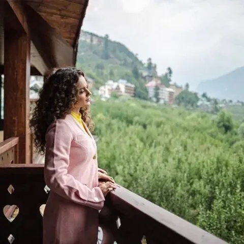 पहाड़ी आशियाना: पहाड़ों की गोद में बना कंगना रनौत का आलीशान घर और उसकी अनोखी सजावट