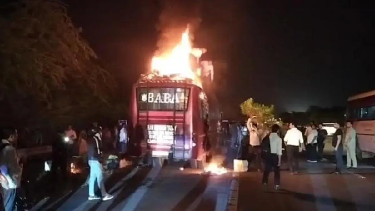 बड़ी दुर्घटना: ग्रेटर नोएडा में यमुना एक्सप्रेसवे पर चलती बस में आग लगने से 9 लोगों की मौत, कई यात्रियों ने कूदकर बचाई अपनी जान