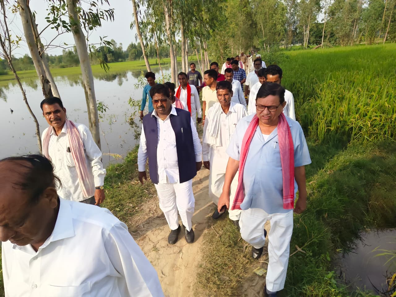 बाढ़ प्रभावित गांवों में पहुंचे सपा सांसद, किसानों से लिया फसल नुकसान का जायजा