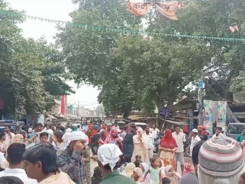 झांसी में मासूम की मौत के बाद हंगामा, थाने के बाहर शव रखकर प्रदर्शन करने लगे परिजन
