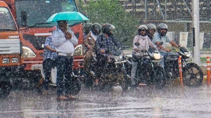 UP Rain High Alert : 29-30 अक्टूबर को यूपी के इन जिलों में होगी झमाझम बारिश, IMD ने दी चेतावनी