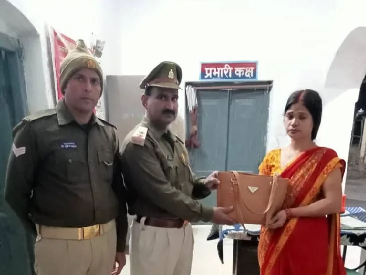ईमानदारी की मिसाल: वाराणसी की महिला का छूटा पर्स होमगार्ड ने लौटाया