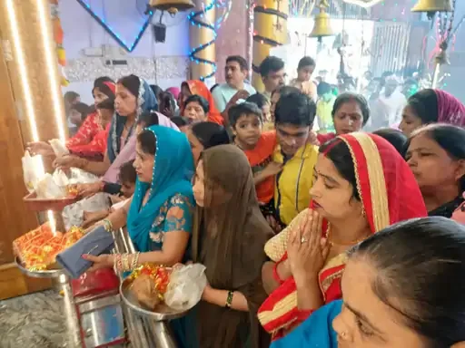 माँ कूष्मांडा की आराधना: लखनऊ में भक्तों ने मांगी सुख-समृद्धि की कामना
