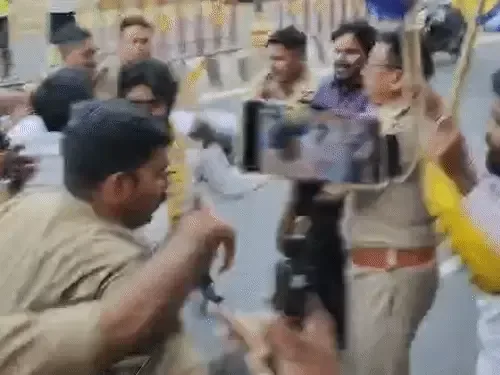 लखनऊ में प्रदर्शन: आम आदमी पार्टी ने मुख्य चुनाव आयुक्त का प्रतीकात्मक पुतला फूंका