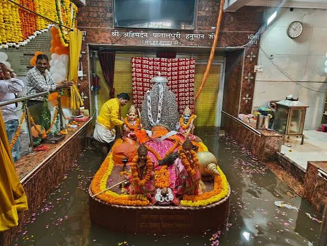धार्मिक स्थलों पर जलप्रलय: लखनऊ में 20 साल बाद लेटे हनुमान मंदिर के गर्भगृह तक पहुंचा गोमती का पानी