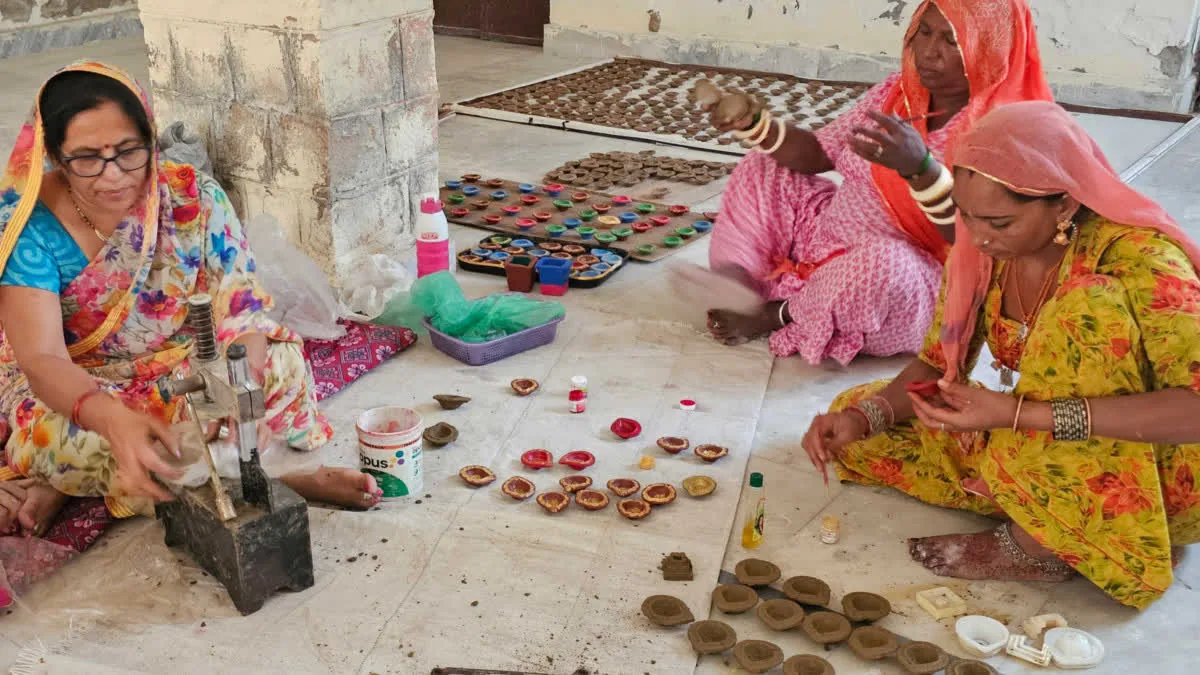 बाजार में विविधता: दीपावली के लिए गाय के गोबर से बन रहे दीये