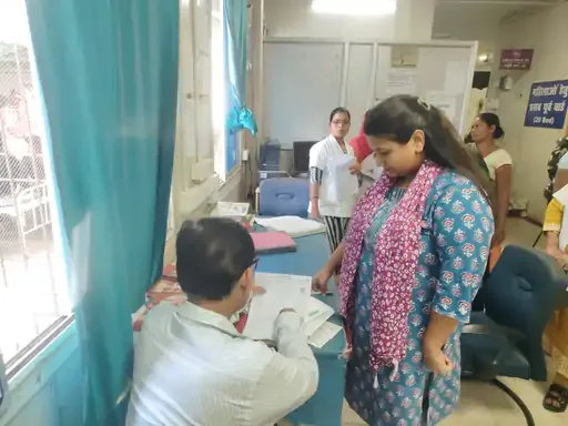 स्वास्थ्य सेवाओं का निरीक्षण: सदर अस्पताल पहुंचे सिविल सर्जन ने किया मरीजों का इलाज