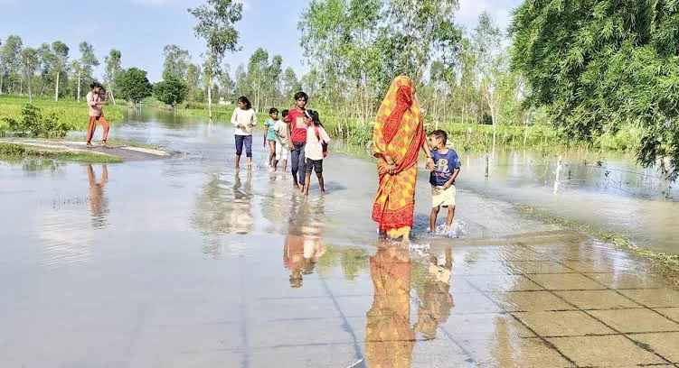 बाराबंकी में कटाव: नदी में समाए दो मकान, जिला प्रशासन अलर्ट