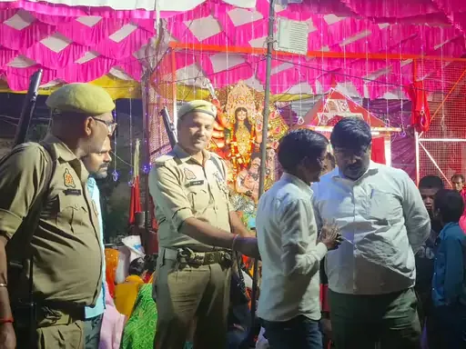 सुरक्षा व्यवस्था का जायजा: सिरौलीगौसपुर में अधिकारियों ने किया दुर्गा पंडालों का निरीक्षण