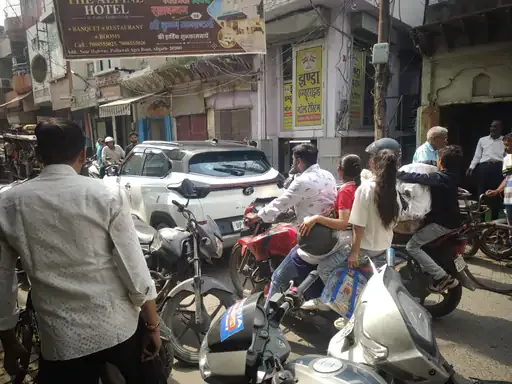 अलीगढ़ बाजार में जाम: दुकानदारों ने चार पहिया वाहनों की एंट्री पर रोक की मांग की
