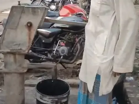 बाराबंकी में जल संकट: बांसा चौराहे पर सरकारी हैंडपंप खराब होने से ग्रामीण परेशान