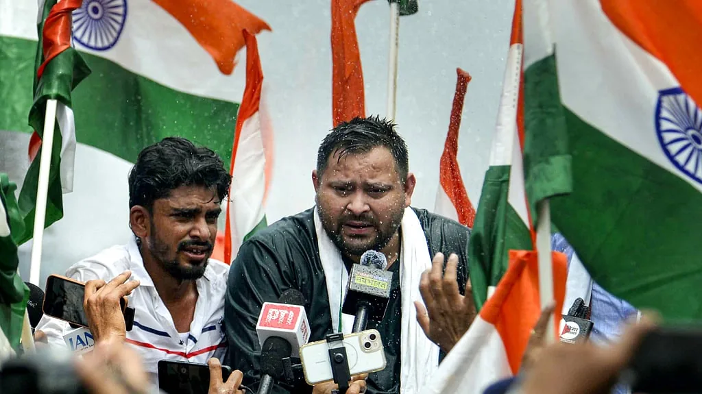 राजनीतिक विरोध: चुनाव आयोग के खिलाफ पटना में बैरिकेड पर चढ़े तेजस्वी यादव