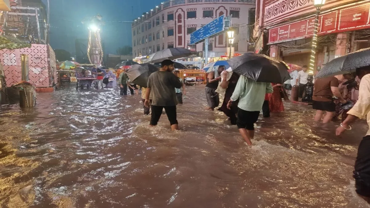 वाराणसी में मौसम का मिजाज: आंधी और मूसलाधार बारिश से सड़कों पर भरा पानी, आवागमन बाधित