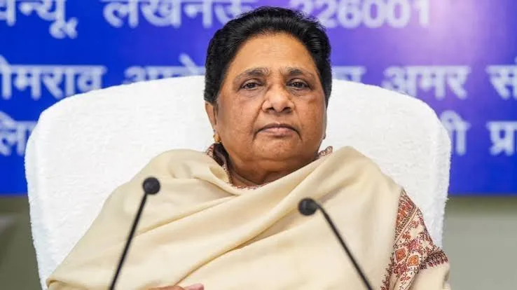 राजनीतिक हलचल: 2027 के उत्तर प्रदेश चुनाव में मायावती के तीन भतीजे संभालेंगे मोर्चा