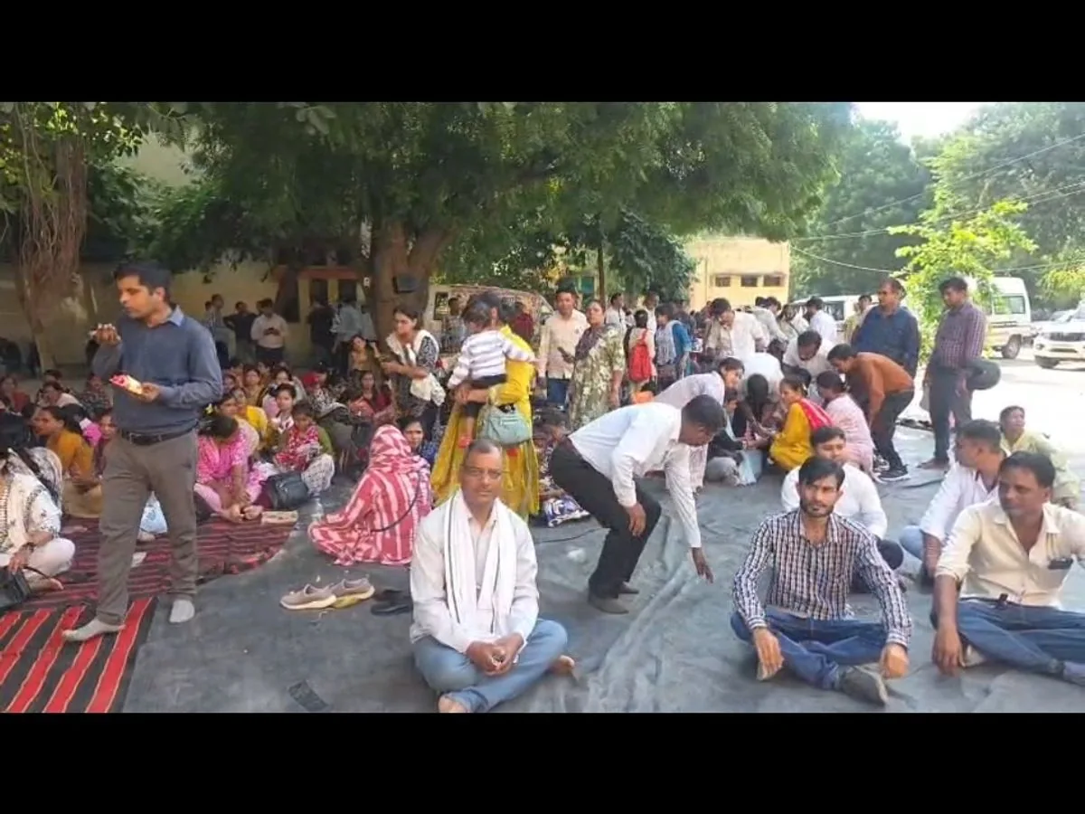 आगरा स्वास्थ्य विभाग में विवाद: सीएमओ कार्यालय के मुख्य द्वार पर जड़ा ताला, कर्मचारियों का भारी हंगामा